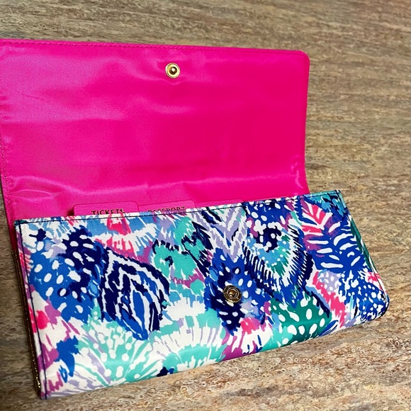NWOT Lilly Pulitzer wallet organizer - Picture 3 of 16